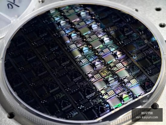 英伟达黄仁,勋在苏格兰,峰会上的演,开云APP体育,开云避坑,安全使用开云,开云下载注意事项,开云用户体验,开云娱乐风险,官方认证开云,开云登录指导